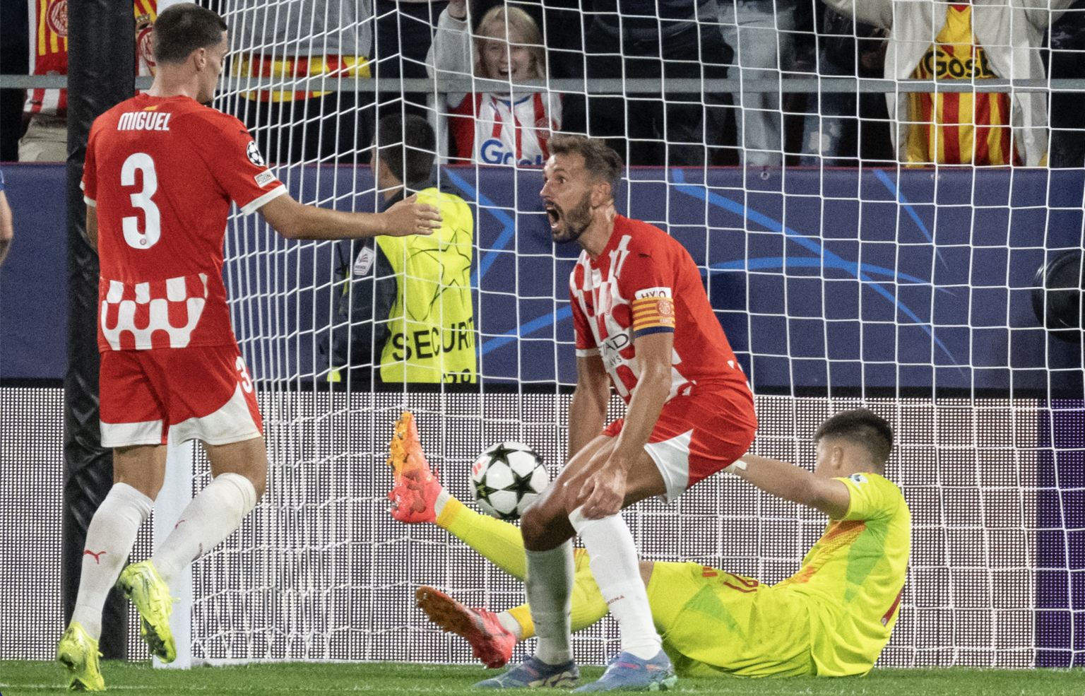 Miguel Gutierrez (vľavo) z Girony strieľa úvodný gól za chrbát brankára Dominika Takáča (vpravo) z ŠK Slovan Bratislava, uprostred sa teší Cristhian Stuani z Girony. Foto: Martin Baumann/TASR