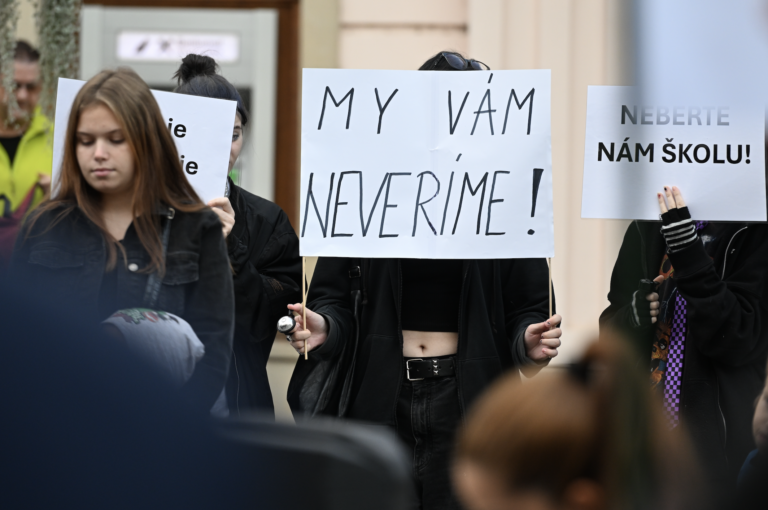 Protest pred magistrátom v Trnave: Škola končí činnosť pre pozemky, stavať chcú na nich byty