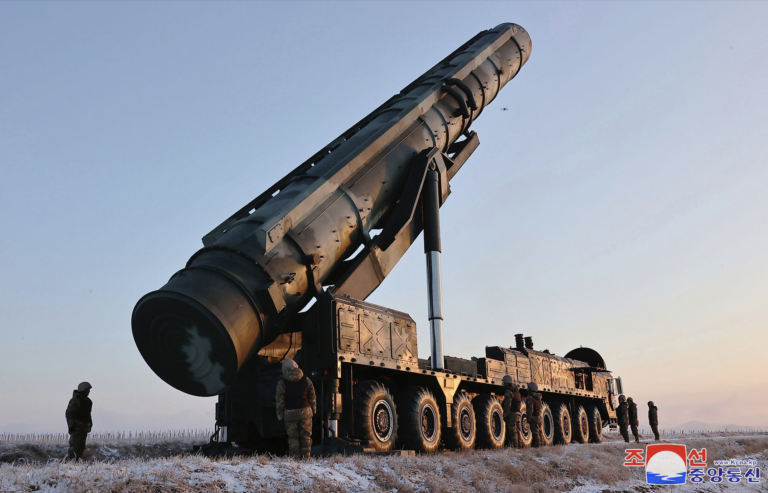 Medzikontinentálnu balistickú raketu (ICBM) pripravujú na odstrel z neznámeho miesta v Severnej Kórei. Foto: TASR/KCNA/AP