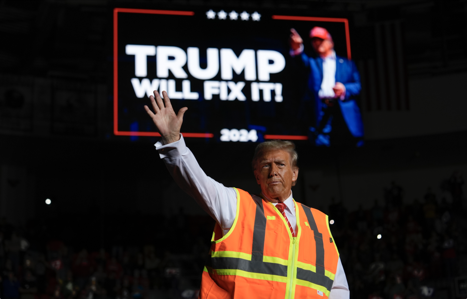 Donald Trump máva po prejave na predvolebnom mítingu 30. októbra 2024 v Green Bay. Foto: TASR/AP
