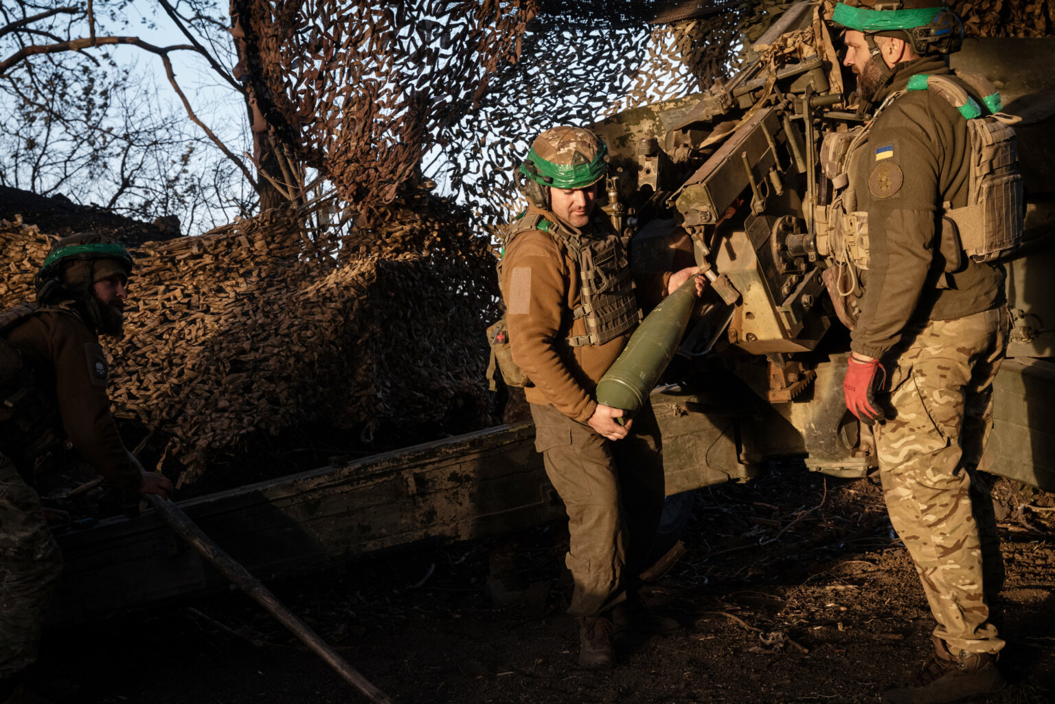 Vojaci delostreleckej batérie 15. brigády Ukrajinskej národnej gardy sa tento týždeň pripravujú na paľbu zo svojich pozícií v ukrajinskom Donbase. Foto: Nicole Tung pre New York Times