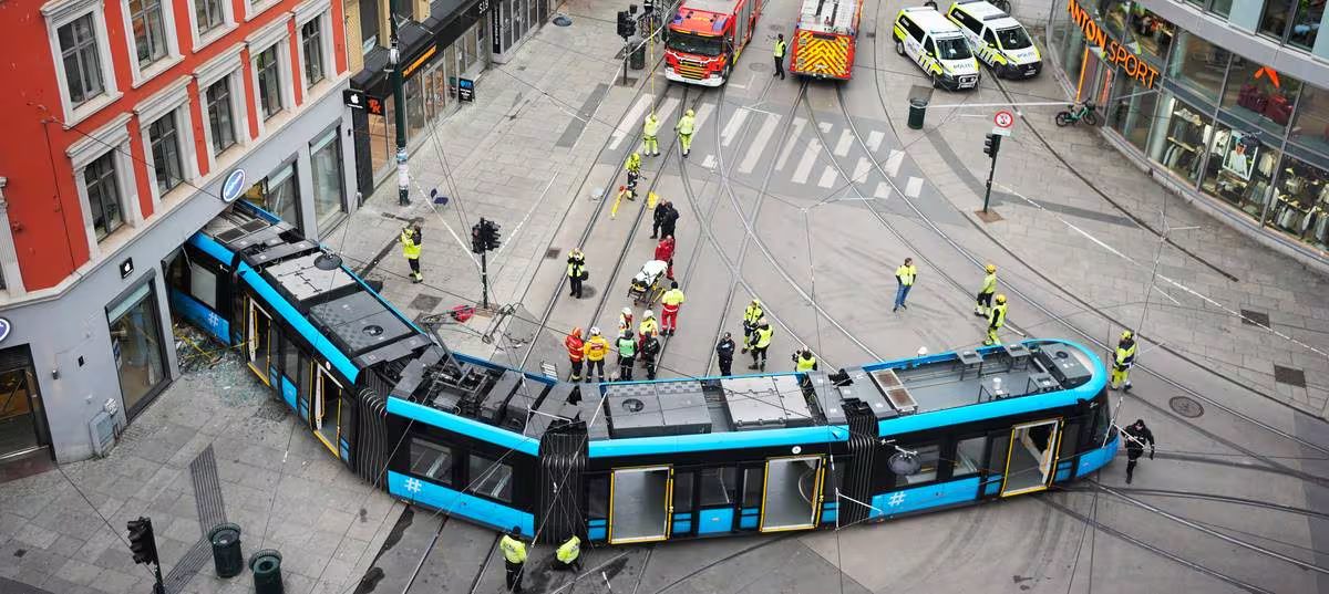 V centre Osla sa vykoľajila električka a vrazila do obchodu