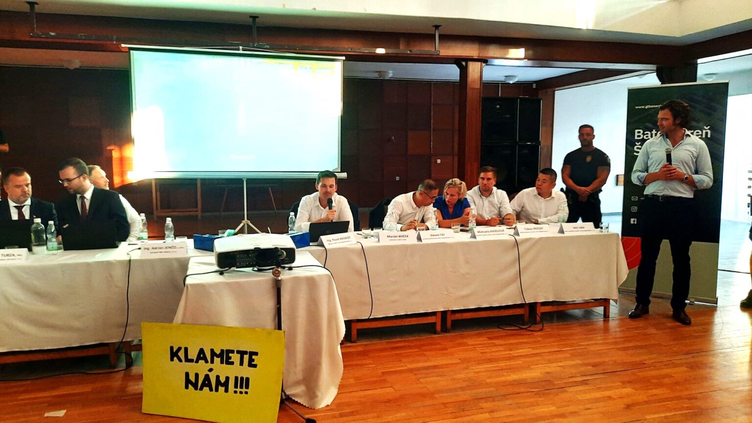 „Klamete nám!“ Toto si myslia ľudia v Šuranoch a širokom okolí o slovách investora, že všetko je v súlade so zákonom a kontaminácia pôdy, vody ani ovzdušia nehrozí. Foto: Jozef Uhlárik