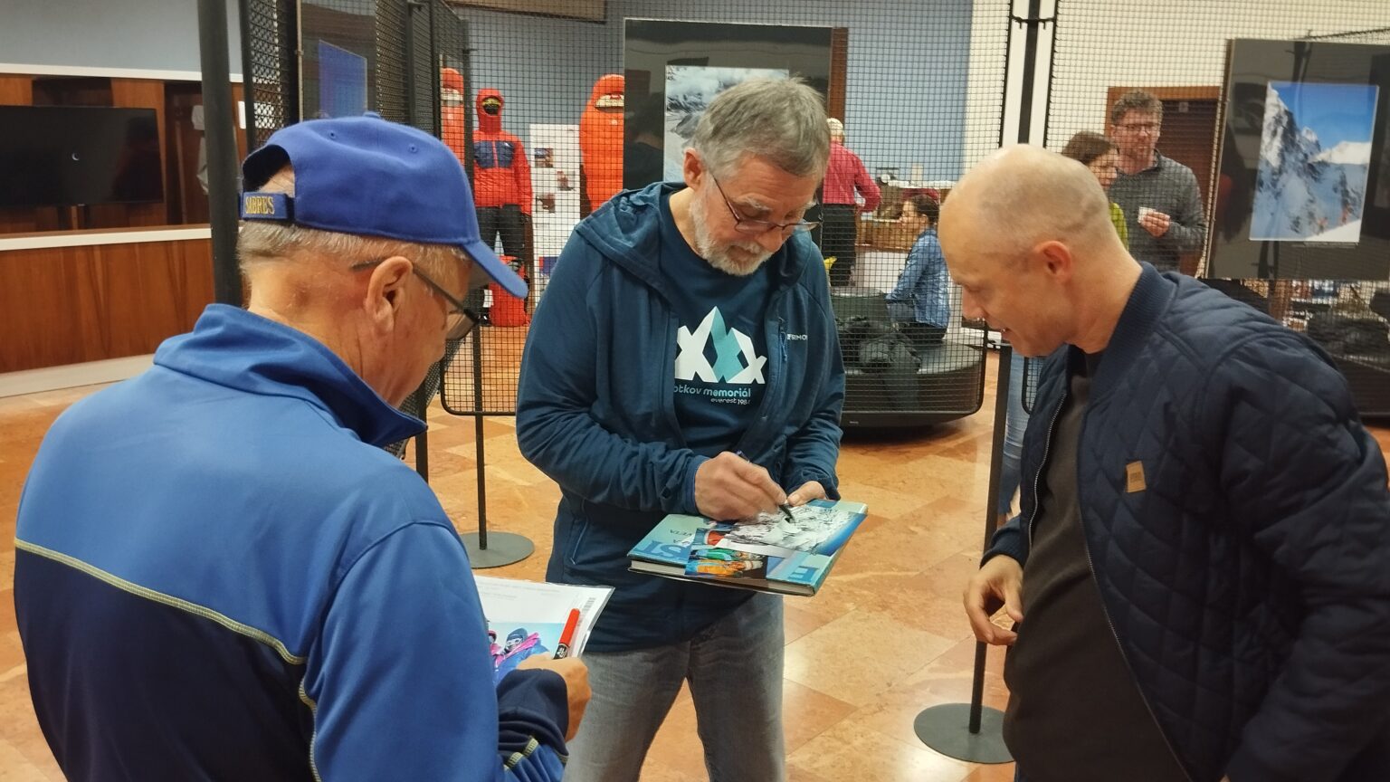 O podpis legendy slovenského horolezectva Zoltána Demjána je medzi fanúšikmi stále záujem. Foto: Rastislav Ovšonka