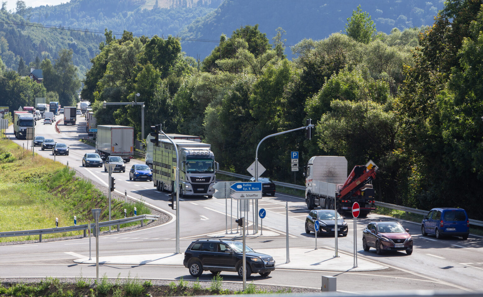 Križovatka k diaľničnému privádzaču pri Kysuckom Novom Meste. Foto: Daniel Stehlík/TASR