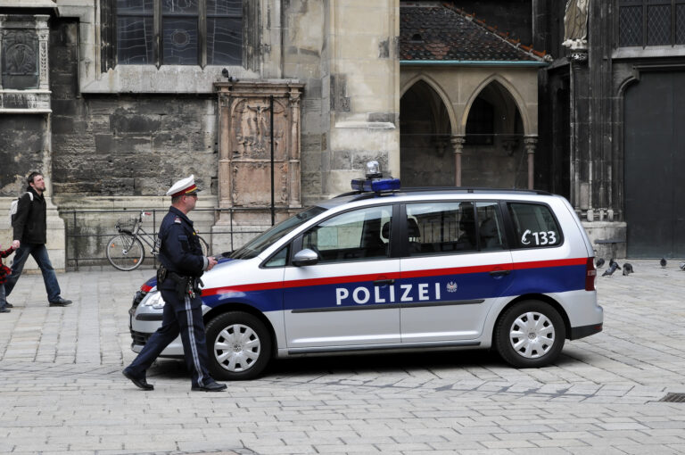 Rakúska polícia našla dve zastrelené osoby, útočník je na úteku