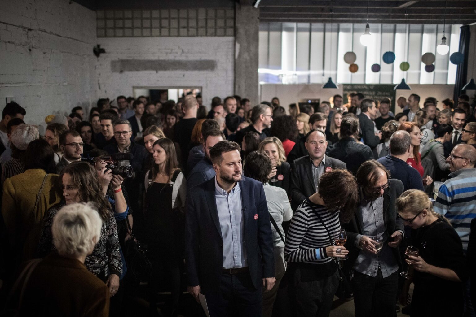 Kandidát na primátora Bratislavy Matúš Vallo vo svojej volebnej centrále počas komunálnych volieb 2018. 
Foto: Jozef Jakubčo / Petit Press / Profimedia