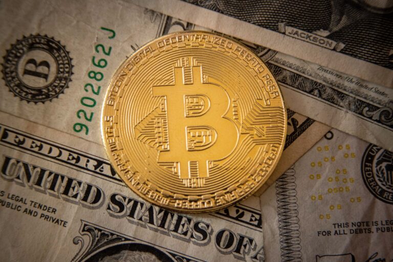 Fed vyčkáva so znížením sadzieb, čaká na vývoj inflácie a Trumpove reformy