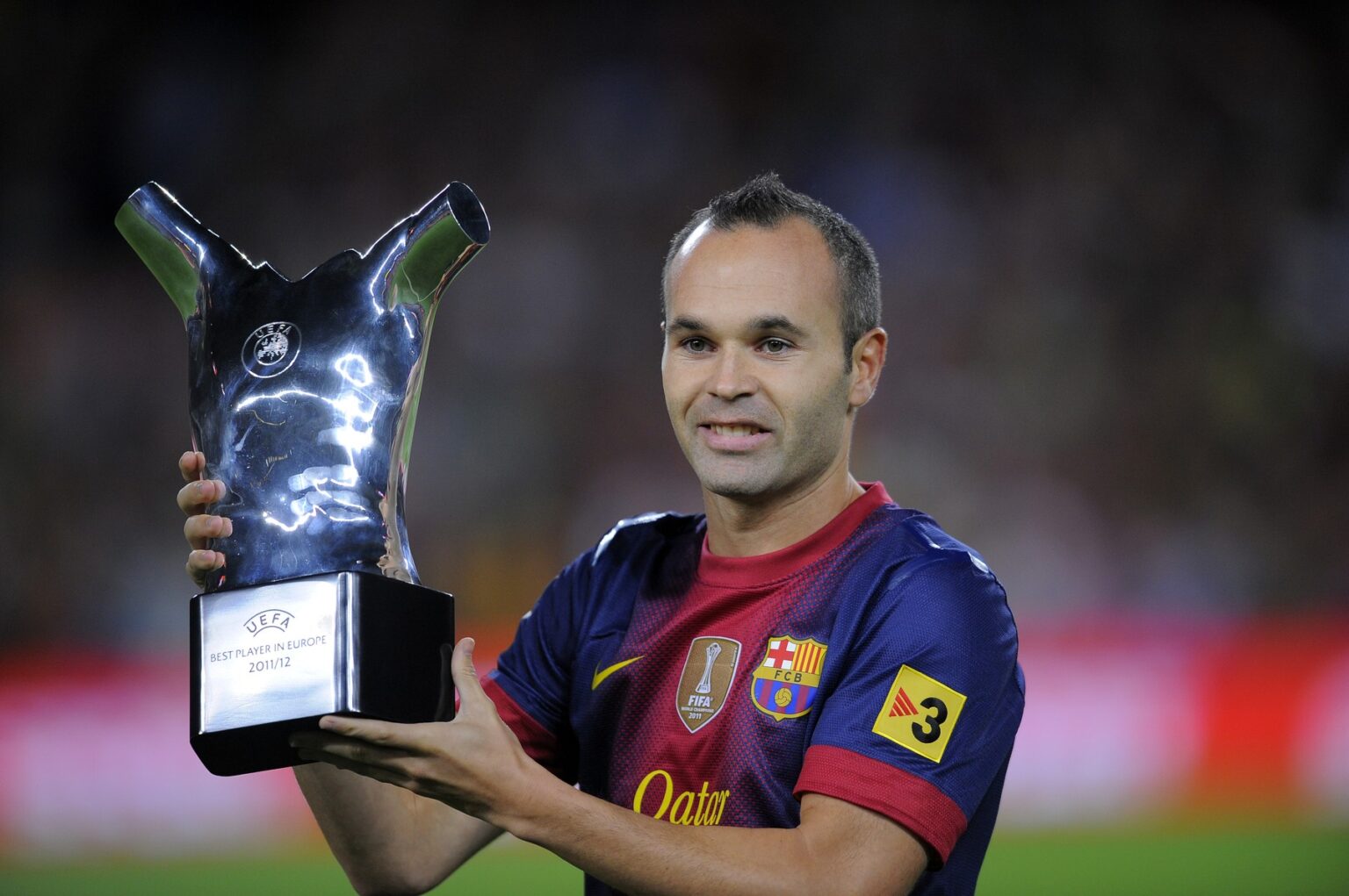 Andres Iniesta z FC Barcelona drží trofej pre najlepšieho hráča UEFA v Európe za sezónu 2011/2012. Foto: ČTK / AP / MANU FERNANDEZ