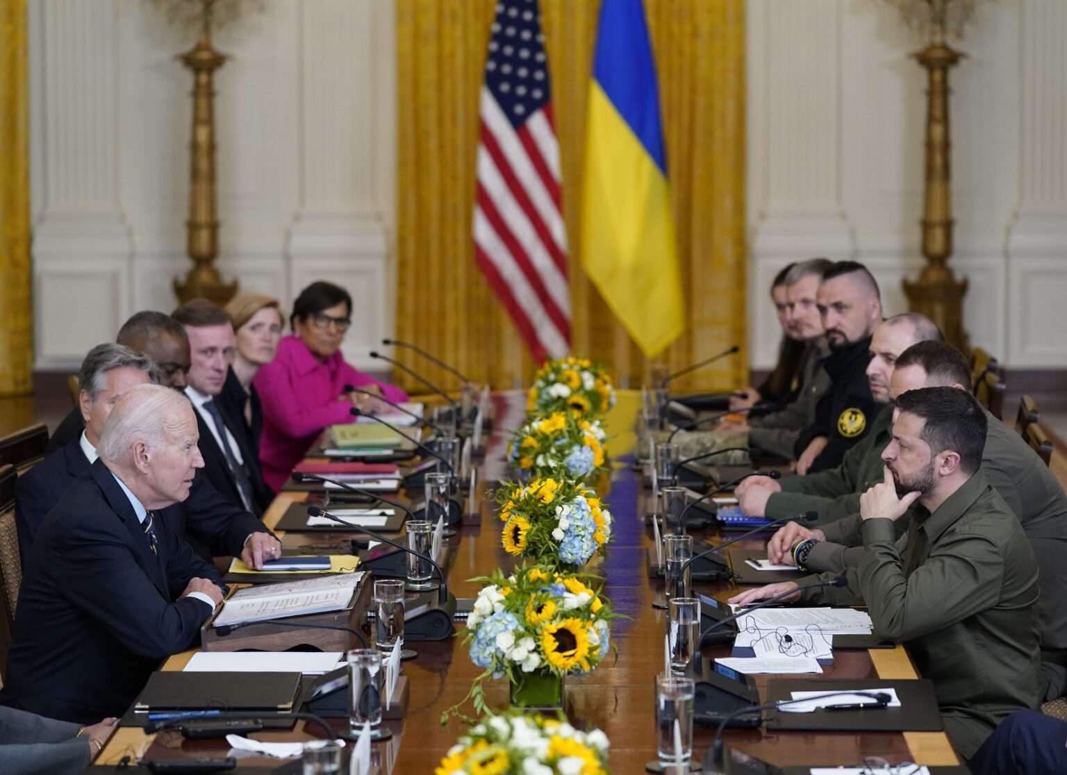 Delegácie vedené prezident Joe Bidenom a ukrajinským prezidentom Volodymyrom  Zelenským rokujú vo východnej miestnosti Bieleho domu. Foto:  ČTK / AP / Evan Vucci /Profimedia
