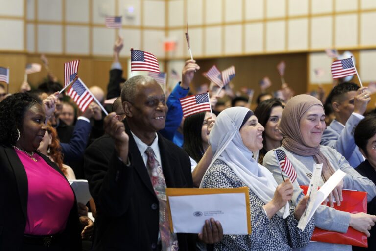 Pred voľbami v USA urýchlene schvaľujú žiadosti migrantov o občianstvo