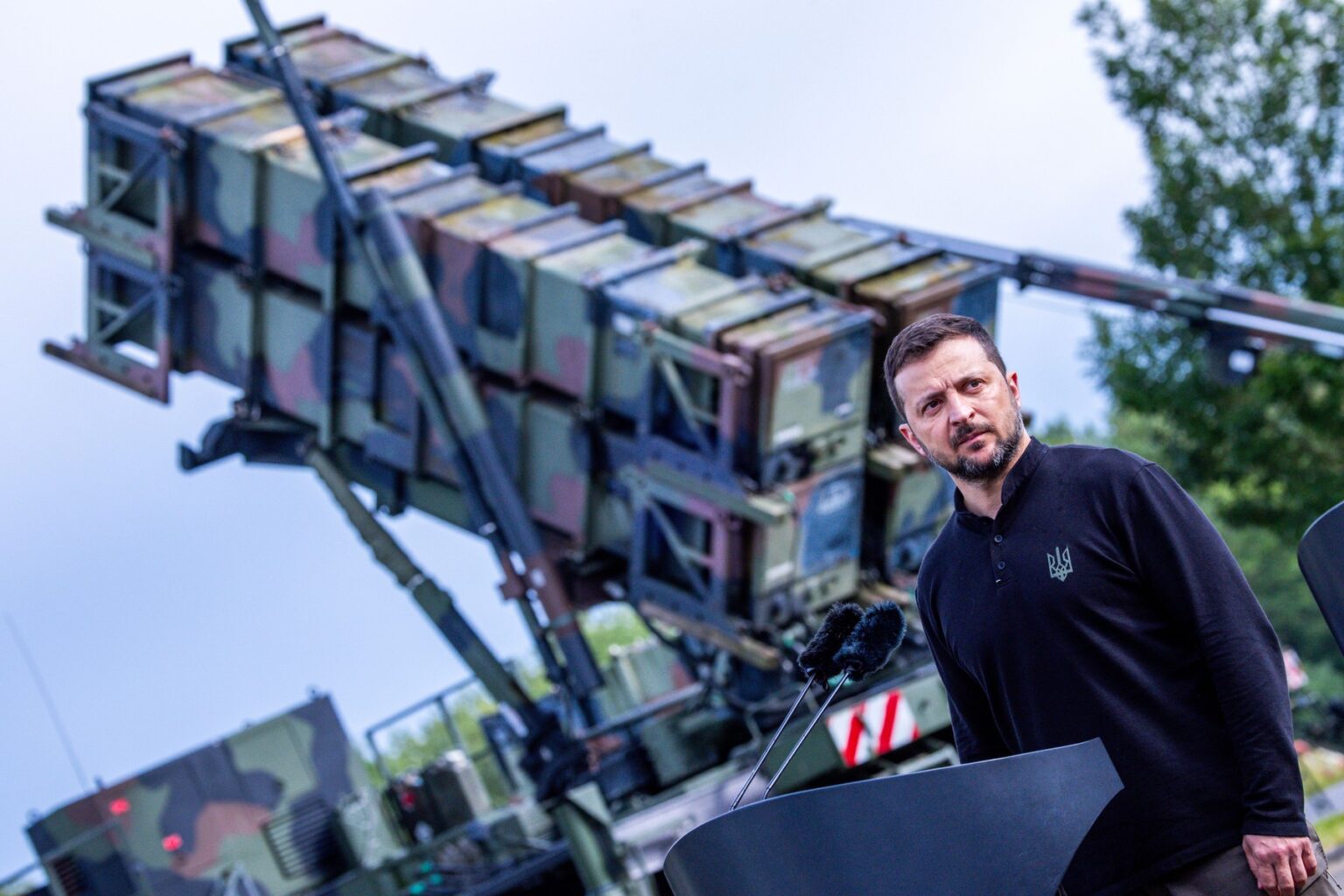 Volodymyr Zelenskyj stojí pred systémom protivzdušnej obrany Patriot vo vojenskom výcvikovom priestore v nemeckej spolkovej krajine Meklenbursko-Predpomoransko počas návštevy ukrajinských vojakov 11. júna 2024. Foto: ČTK / DPA / Jens Büttner / Profimedia