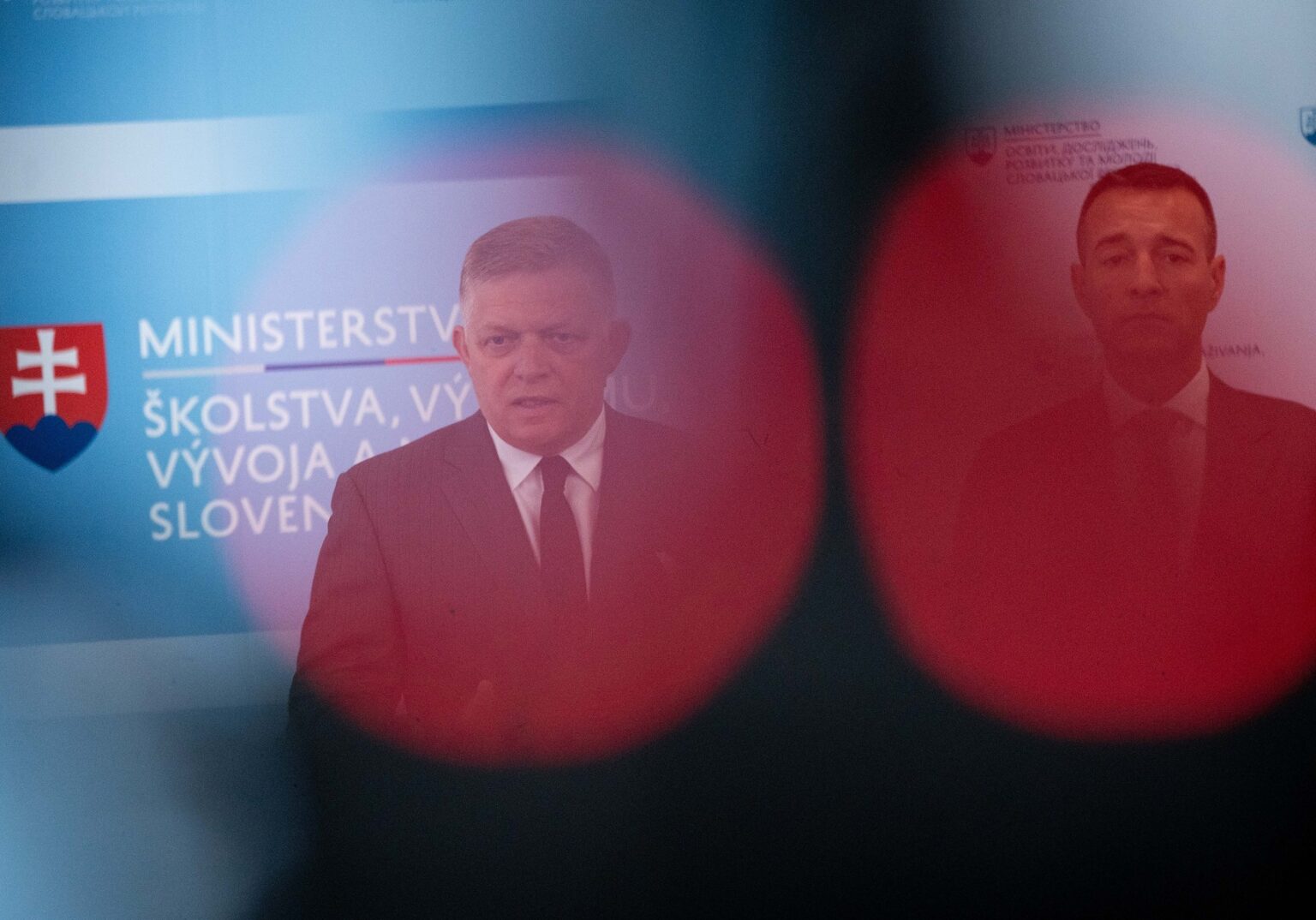 Predseda vlády Robert Fico a minister školstva Tomáš Drucker na tlačovej besede na  Ministerstve školstva, výskumu, vývoja a mládeže SR.
Foto: Jozef Jakubčo / Petit Press / Profimedia