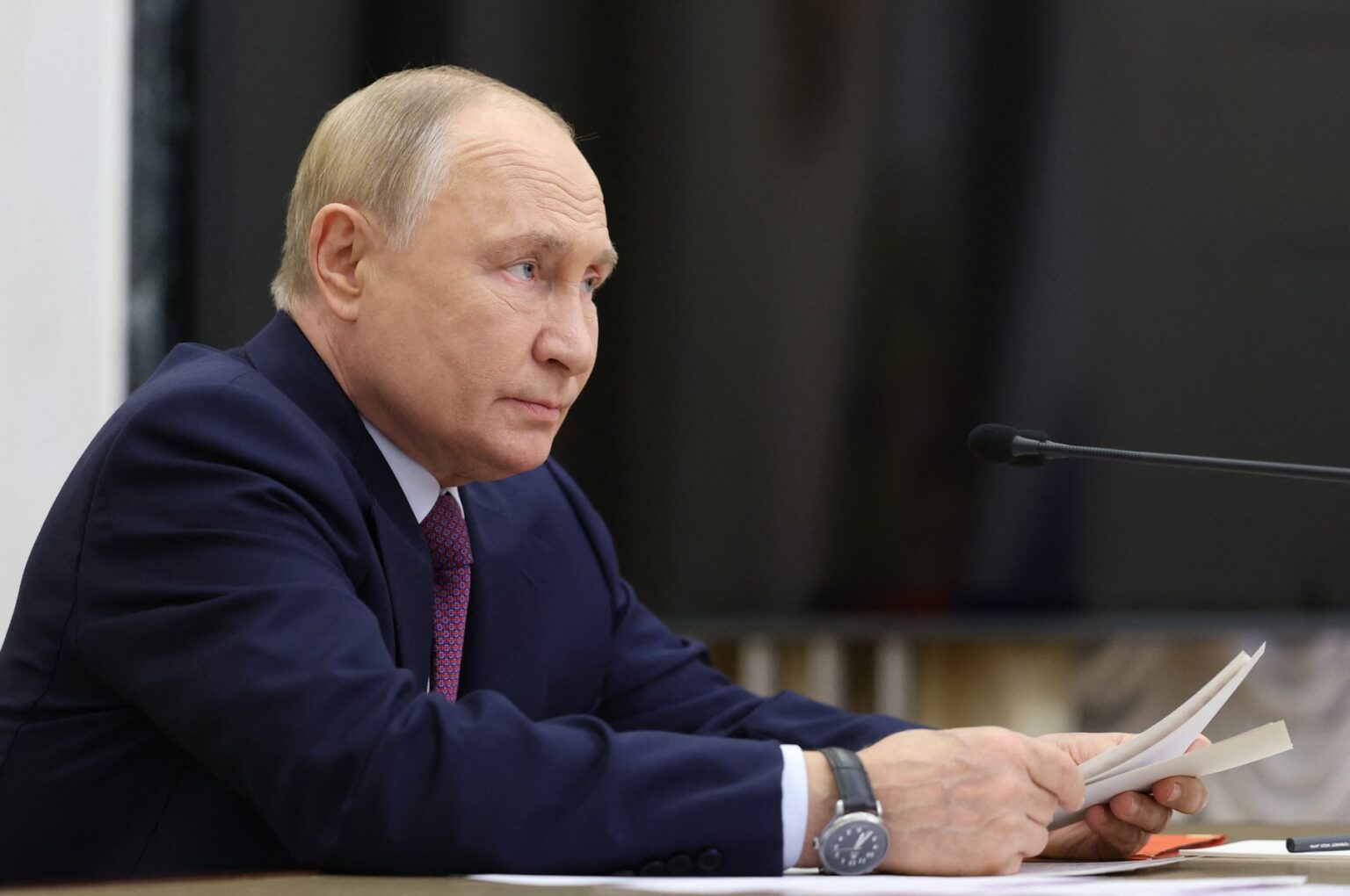 Ruský prezident Vladimir Putin predsedá zasadnutiu Bezpečnostnej rady v Moskve 25. septembra 2024, na ktorej vyzval na zmenu pravidiel používania ruského jadrového odstrašenia, čo by mohlo ovplyvniť prístup Moskvy k súčasnému konfliktu na Ukrajine: Zdroj: Alexander Kazakov / POOL / AFP / Profimedia