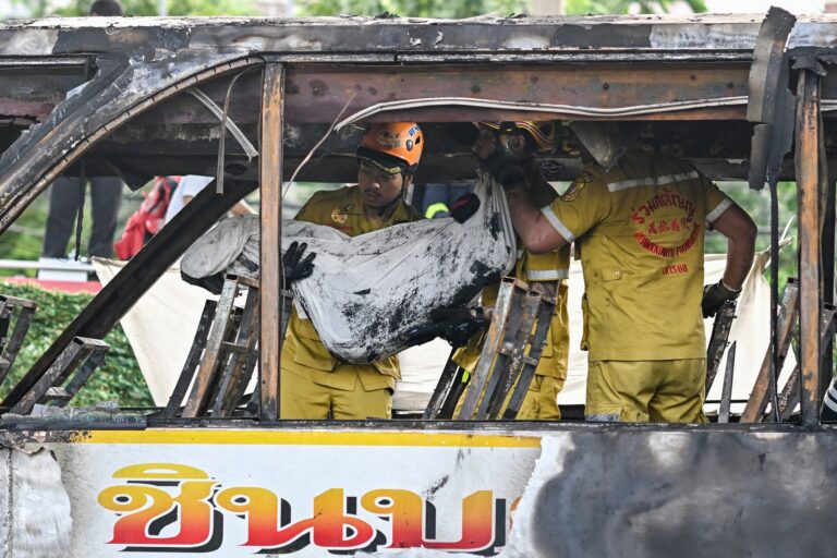 V Thajsku zhorel do tla autobus plný detí. V plameňoch zrejme zahynulo 25 ľudí