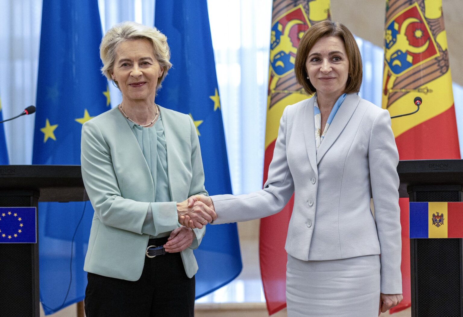Predsedníčka Európskej komisie Ursula von der Leyenová si podáva ruku s prezidentkou Moldavska Maiou Sanduovou počas tlačovej konferencie po bilaterálnom stretnutí v sídle moldavskej prezidentskej kancelárie v Kišiňove 10. októbra 2024. Zdroj: Elena Covalenco / AFP / AFP / Profimedia