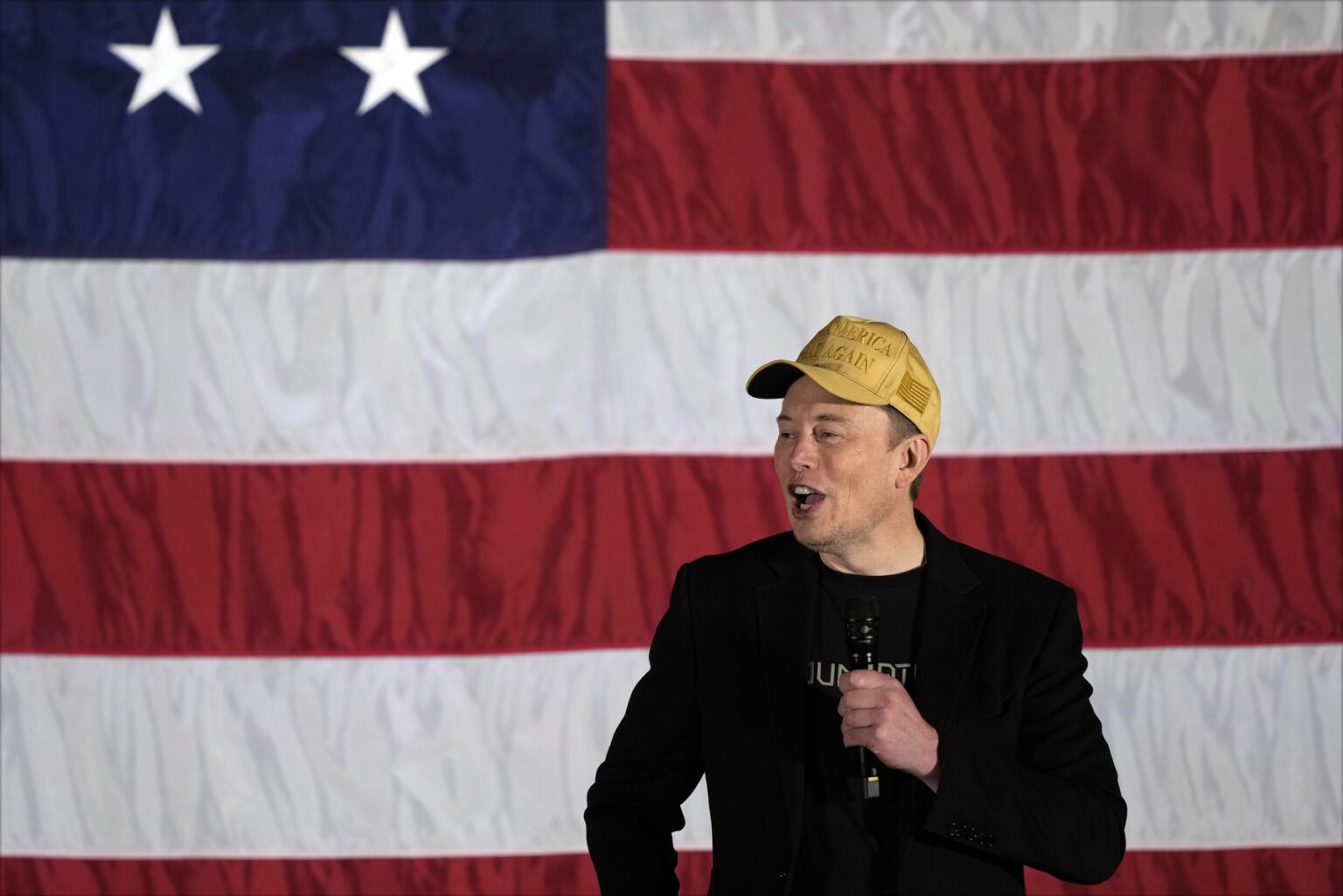 Elon Musk počas Trumpovho predvolebného mítingu v Pensylvánii. Foto ČTK / AP / Matt Rourke
