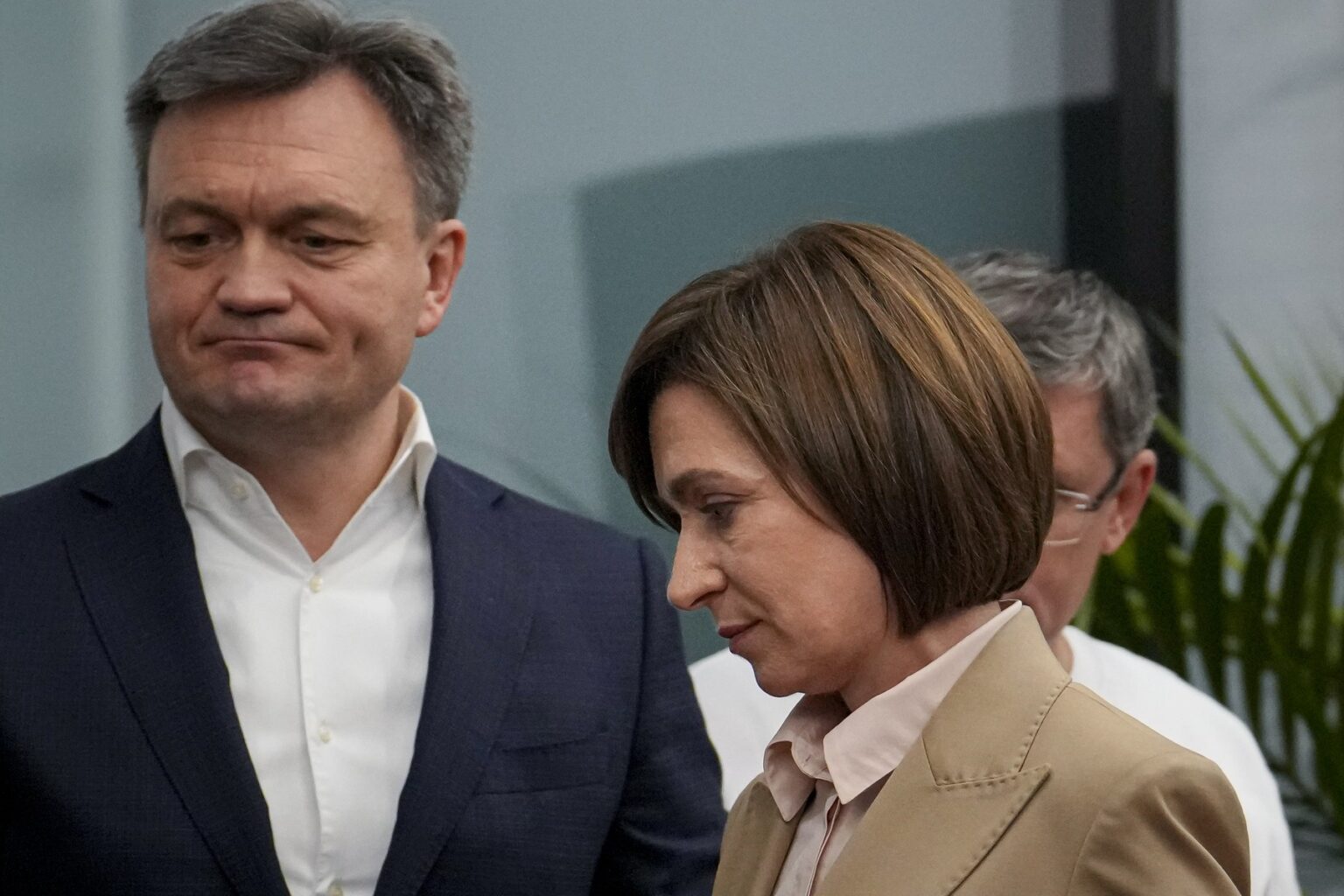 Prezidentka Maia Sanduová a premiér Dorin Recean. Foto: ČTK / AP / Vadim Ghirda