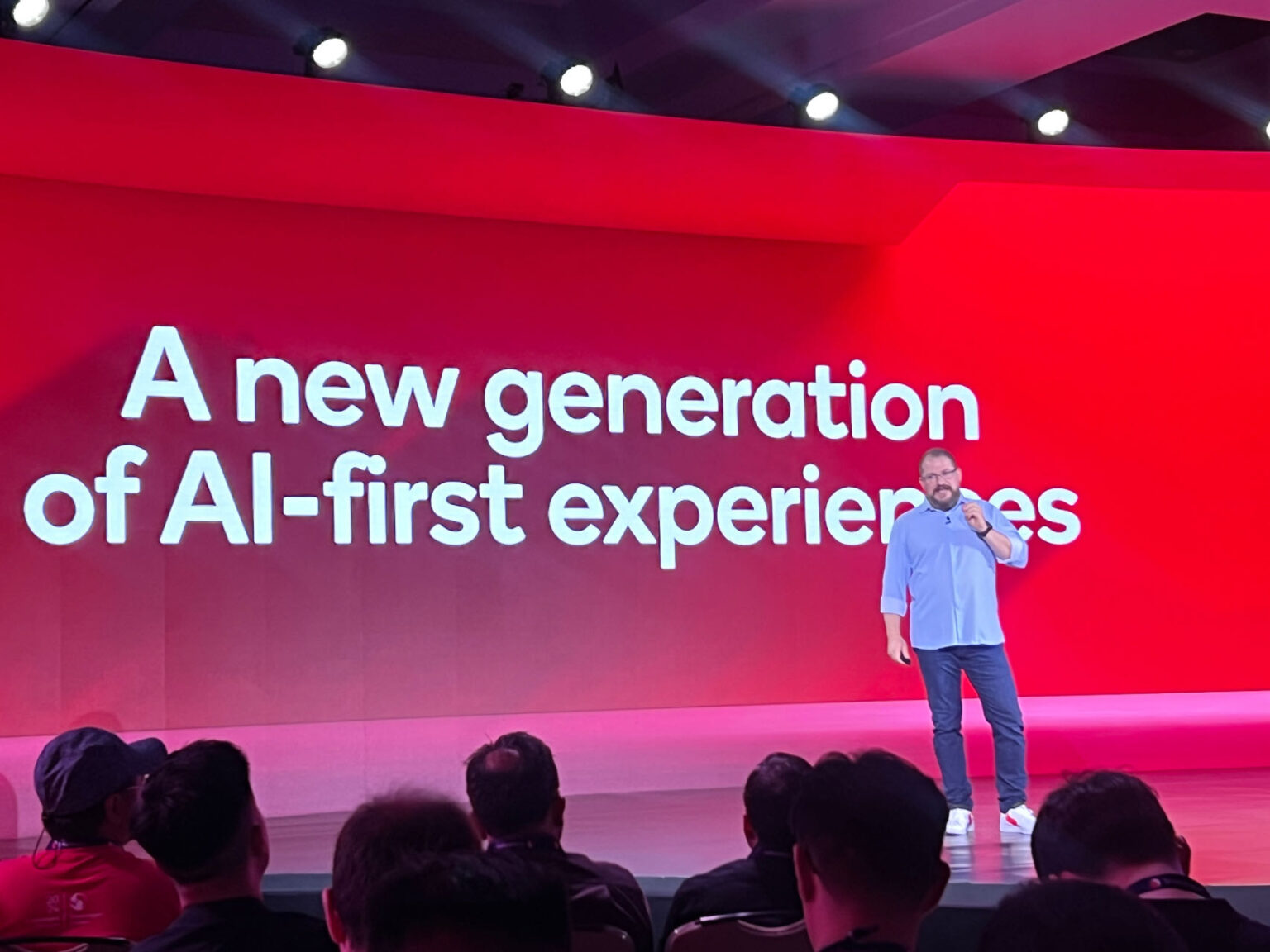 Šéf Qualcommu Cristiano Amon predstavuje Snapdragon 8 Elite. Foto: Tan Jingjing / Xinhua News / Profimedia