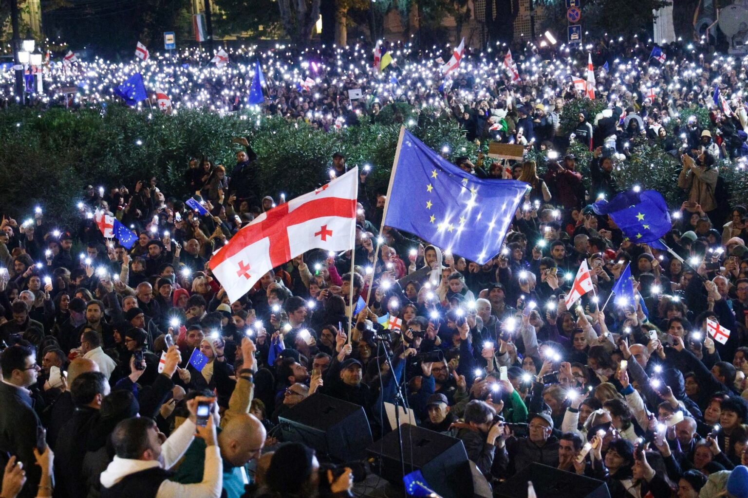 Ľudia protestujú proti výsledkom parlamentných volieb, ktoré vyhrala Strana Gruzínsky sen - Demokratické Gruzínsko. Foto: Alexander Patrin / TASS / Profimedia