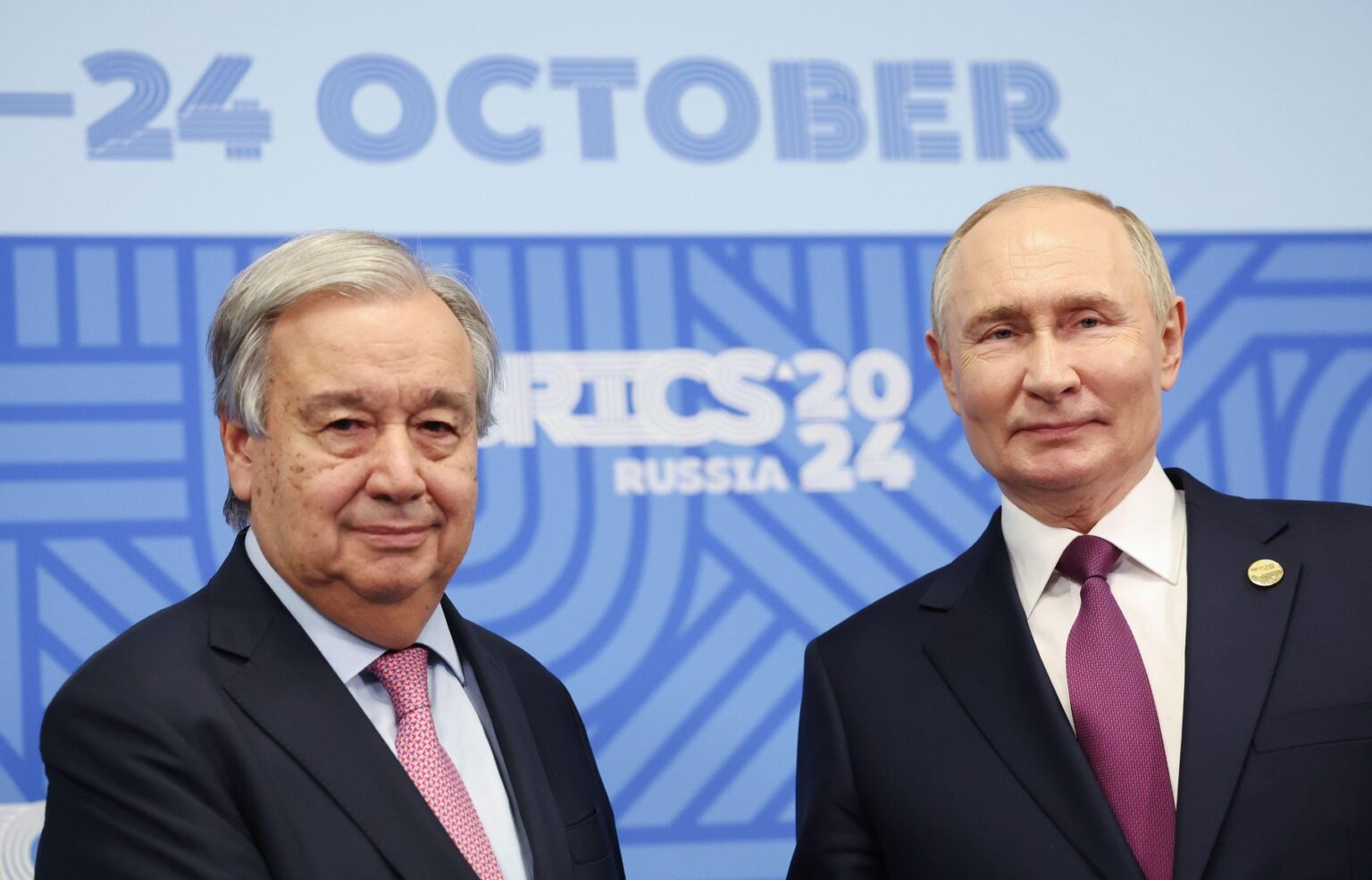 Ruský prezident Vladimir Putin víta generálneho tajomníka OSN Antonia Guterresa v širšom kontexte 16. samitu BRICS, 24. októbra 2024 v Kazani, Tatarstan, Rusko. Zdroj: Brics-Russia2024.Ru / Alamy / Profimedia