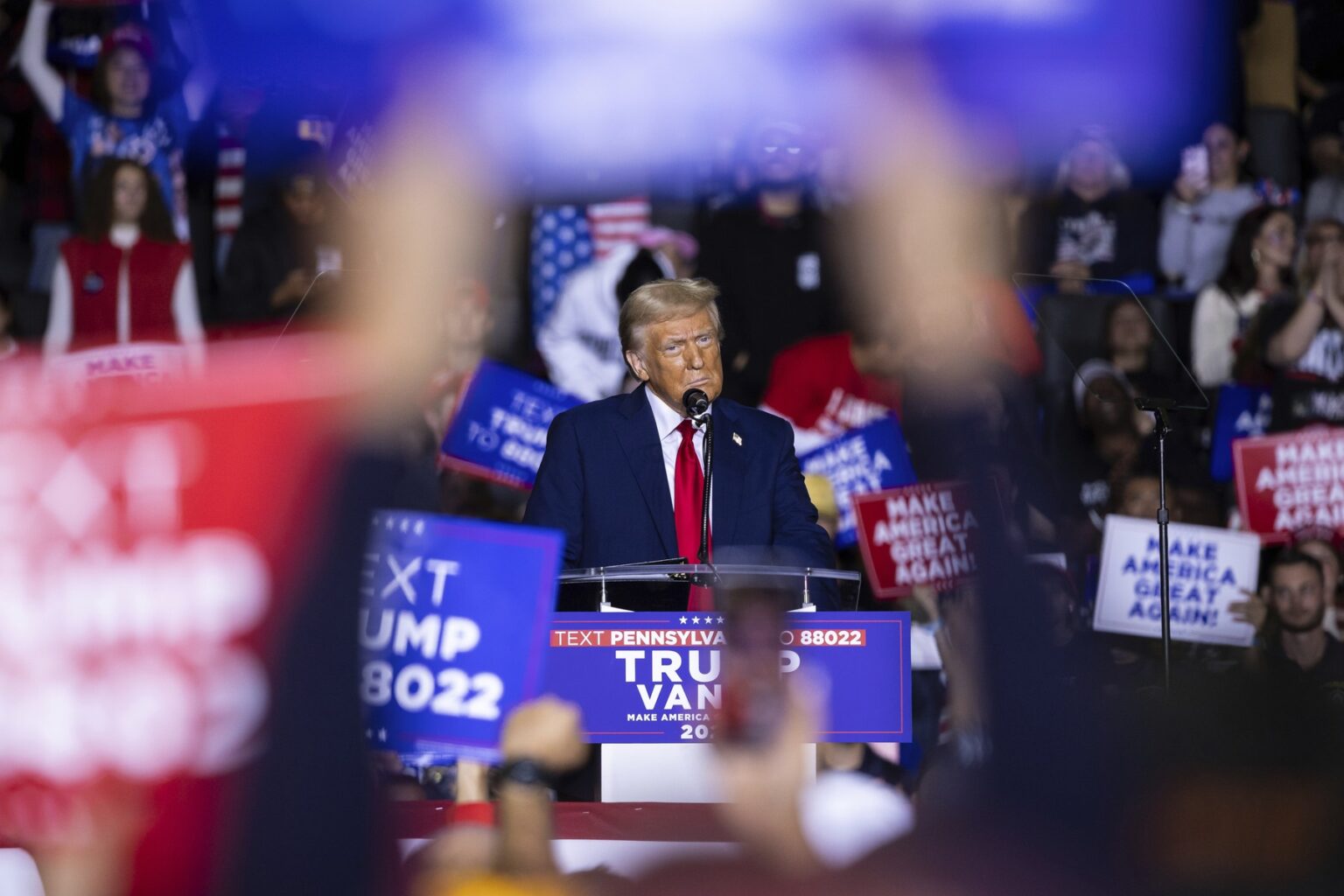 Bývalý prezident Donald Trump, republikánsky prezidentský kandidát počas predvolebného zhromaždenia v PPL Center v Allentown, Pensylvánia, 29. októbra 2024. Foto: ČTK / AP / Francis Chung/POLITICO / Profimedia.sk