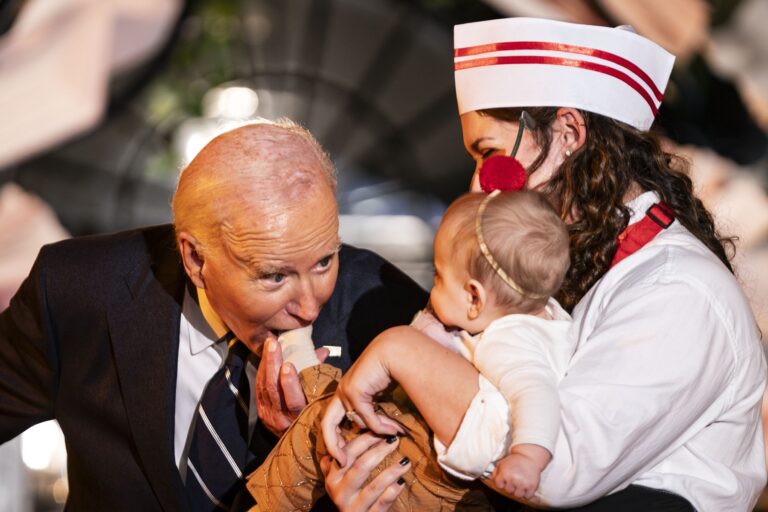 Biden na halloweenskej oslave v Bielom dome žartovne hryzol deti