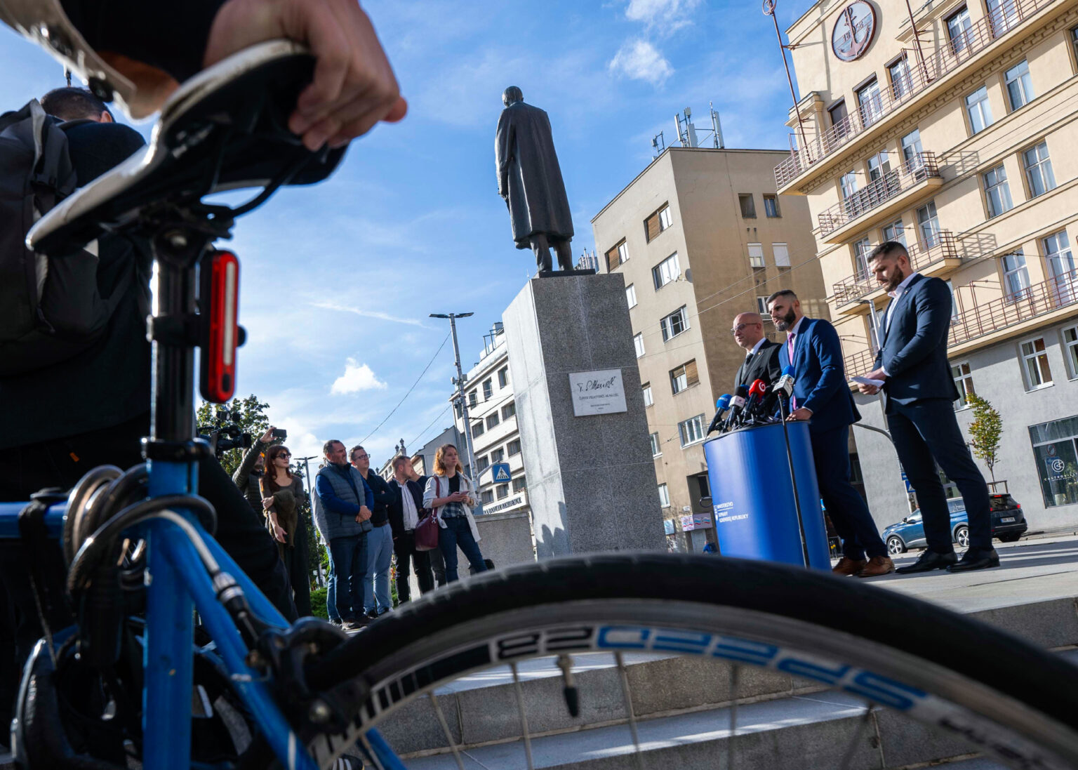 Tlačová beseda ministra dopravy J. Ráža a poslancov národnej rady J. Mažgúta a R. Glücka k cyklotrase na Vajanského nábreží. Foto: Jakub Kotian/TASR