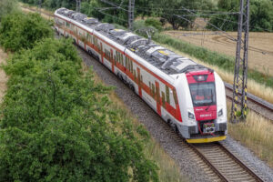 Na železnice idú stovky miliónov. Cestujúci čakajú vyššiu presnosť, vo vlakoch ich ubudlo