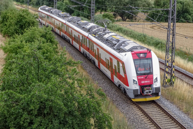 Na Dušičky a počas jesenných prázdnin posilní železničnú dopravu 25 vlakov