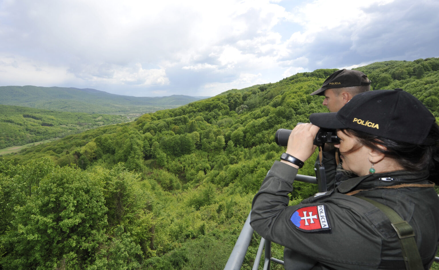 Hliadka Polície SR z oddelenia hraničnej kontroly v Uliči sleduje terén z hliadkovacej veže na severnej časti slovensko-ukrajinskej hranice 30. apríla 2014. Foto: Vladimír Benko/TASR, MV SR