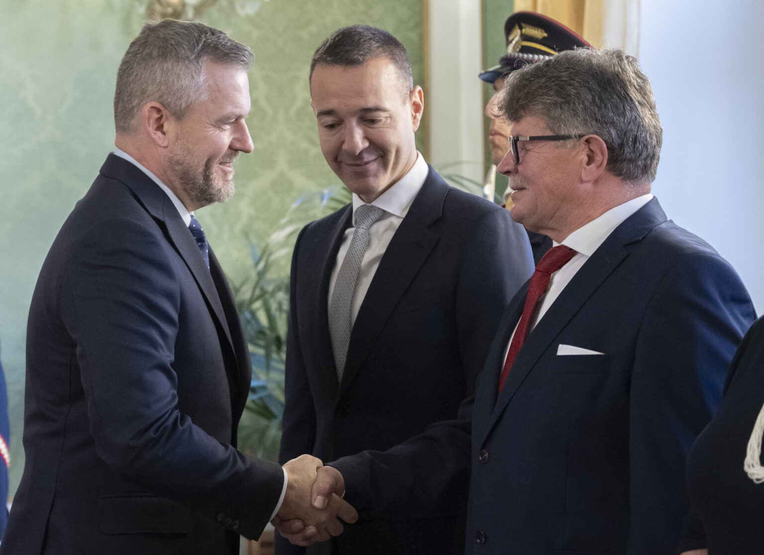 Prezident SR Peter Pellegrini, (zľava), minister školstva Tomáš Drucker (Hlas) a predseda Odborového zväzu pracovníkov školstva a vedy Pavel Ondek. Foto: Martin Baumann/TASR