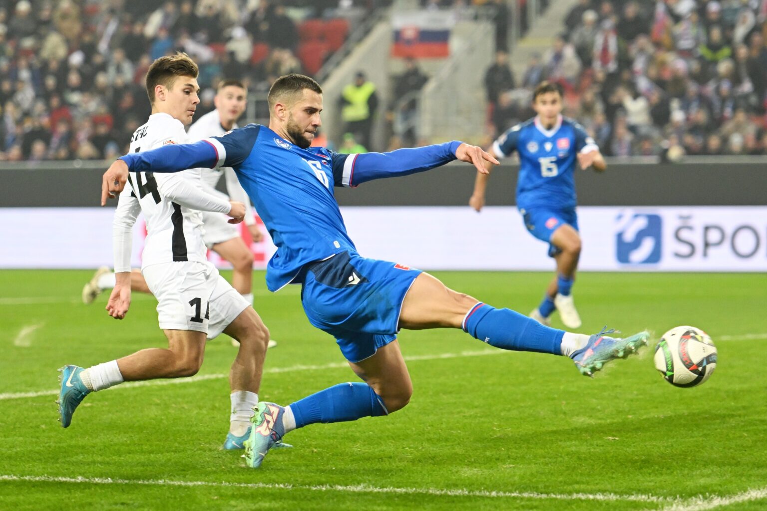 Vpravo hráč Slovenska Dávid Hancko a hráč Estónska Patrik Kristal počas zápasu C-divízie Ligy národov Slovensko - Estónsko v Trnave. Foto: Lukáš Grinaj/TASR