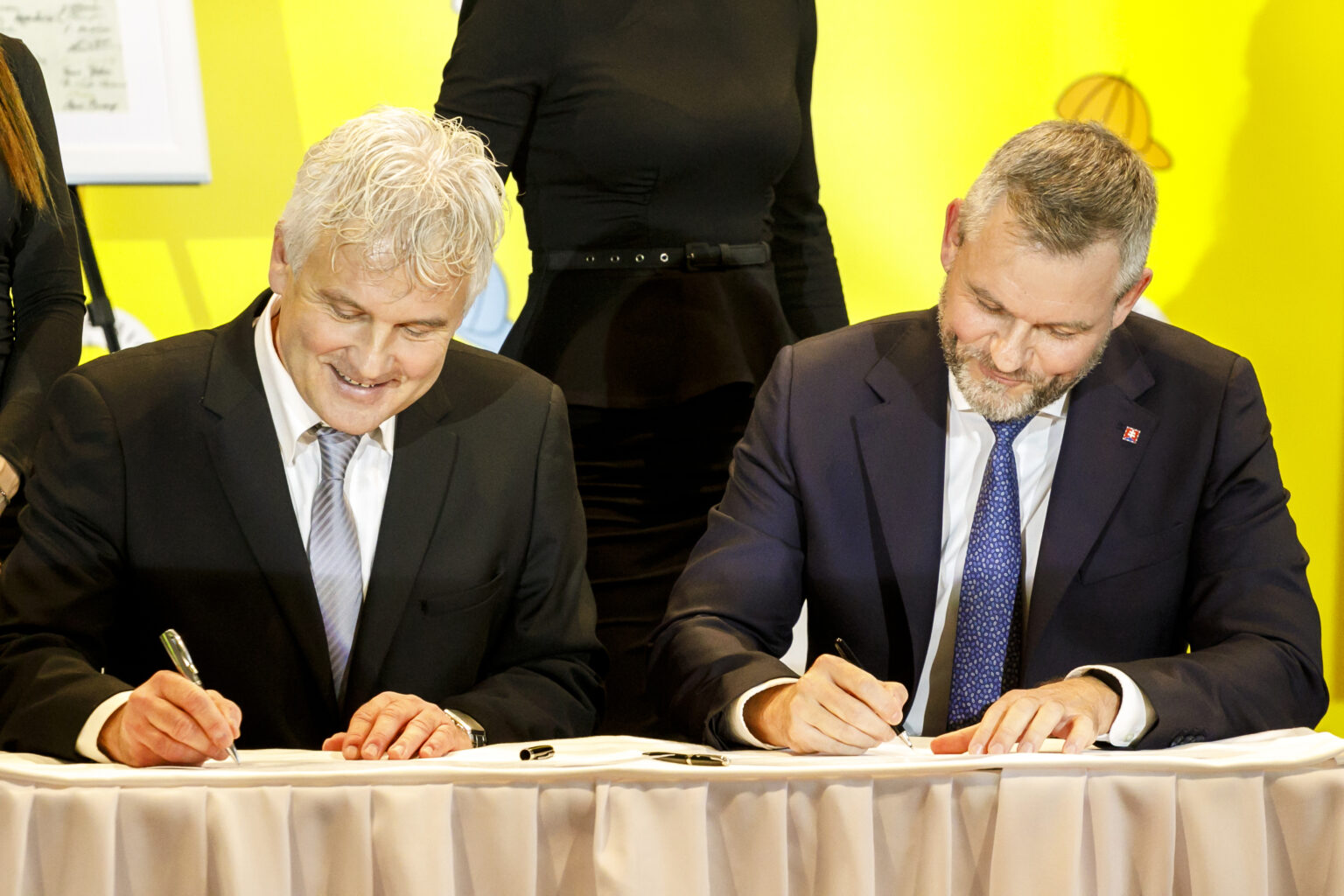 Na snímke zľava komisár pre deti Jozef Mikloško a prezident SR Peter Pellegrini počas podpisu výzvy, aby sa rok 2025 stal rokom lepších vzťahov pri príležitosti podujatia Úradu komisára pre deti (ÚKPD) - 100 rokov detských práv v Bratislave 20. novembra 2024. Foto: TASR/Dano Veselský
