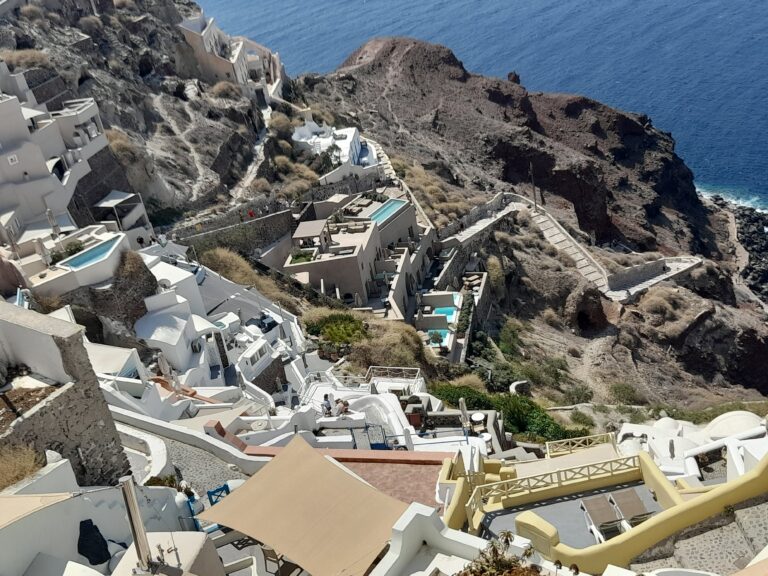 Zo Santorini odchádzajú tisíce ľudí pre pokračujúce otrasy