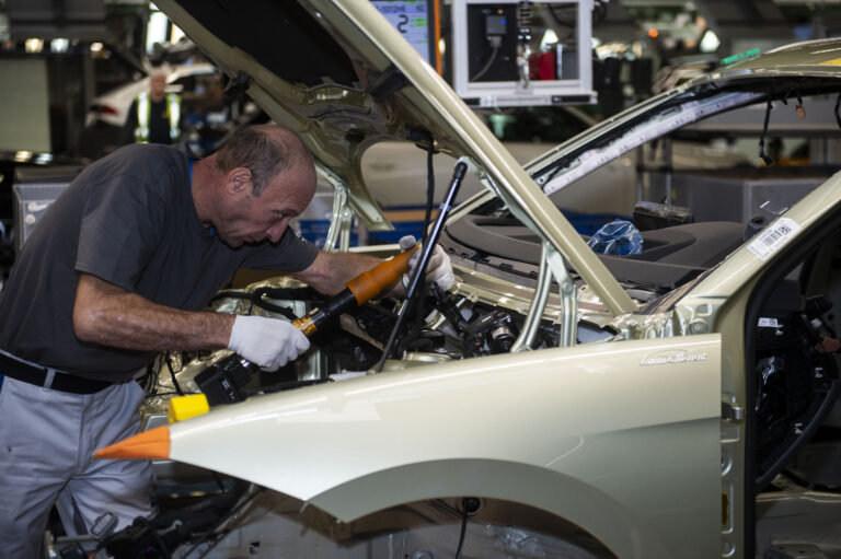 Výroba vozidiel na Slovensku vlani poklesla, vyrobilo sa 993-tisíc kusov