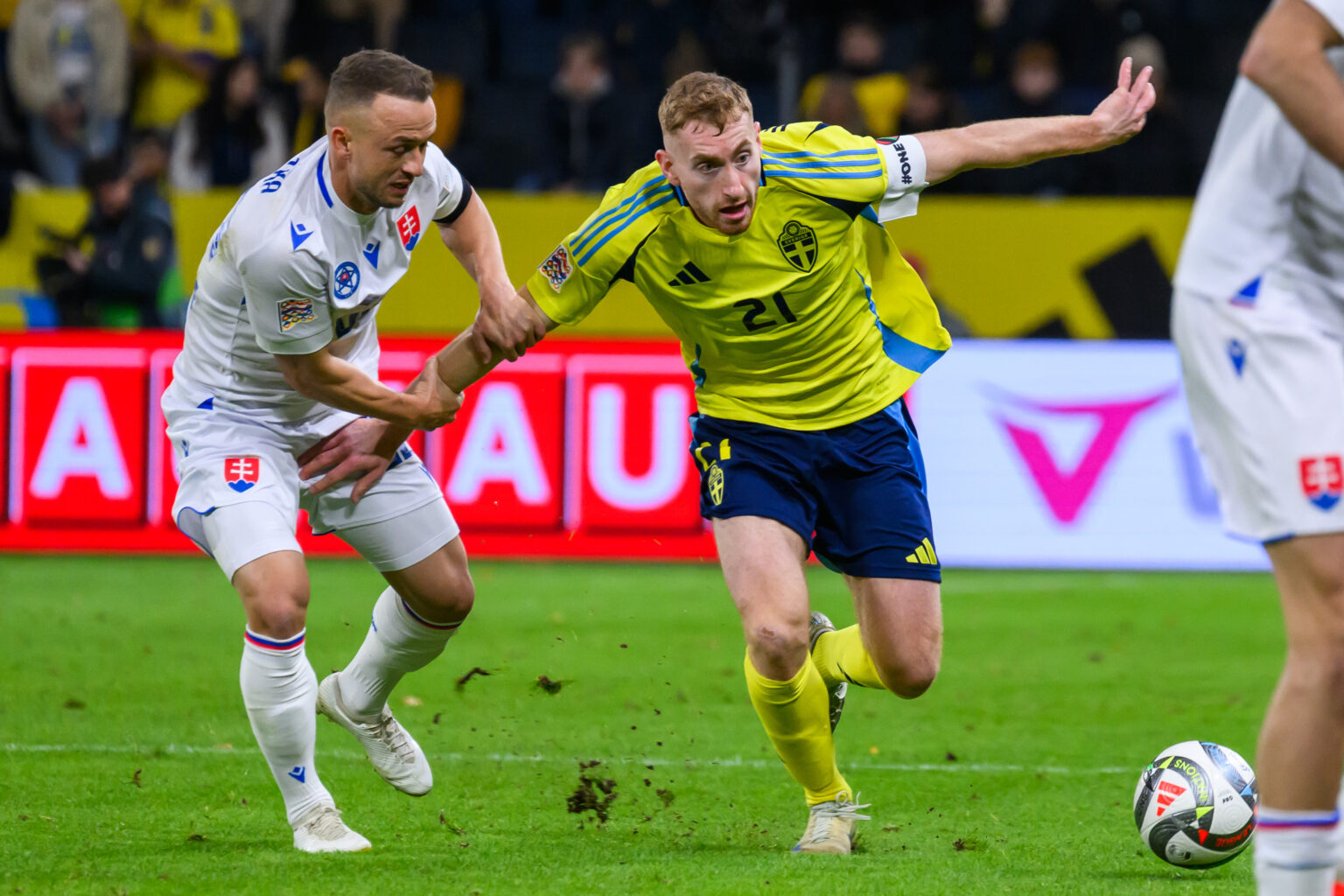 Na snímke zľava Stanislav Lobotka (Slovensko) a Dejan Kulusevski (Švédsko) počas zápasu 5. kola C-divízie Ligy národov Švédsko - Slovensko v sobotu 16. novembra 2024 v Štokholme. Foto: Jaroslav Novák/TASR