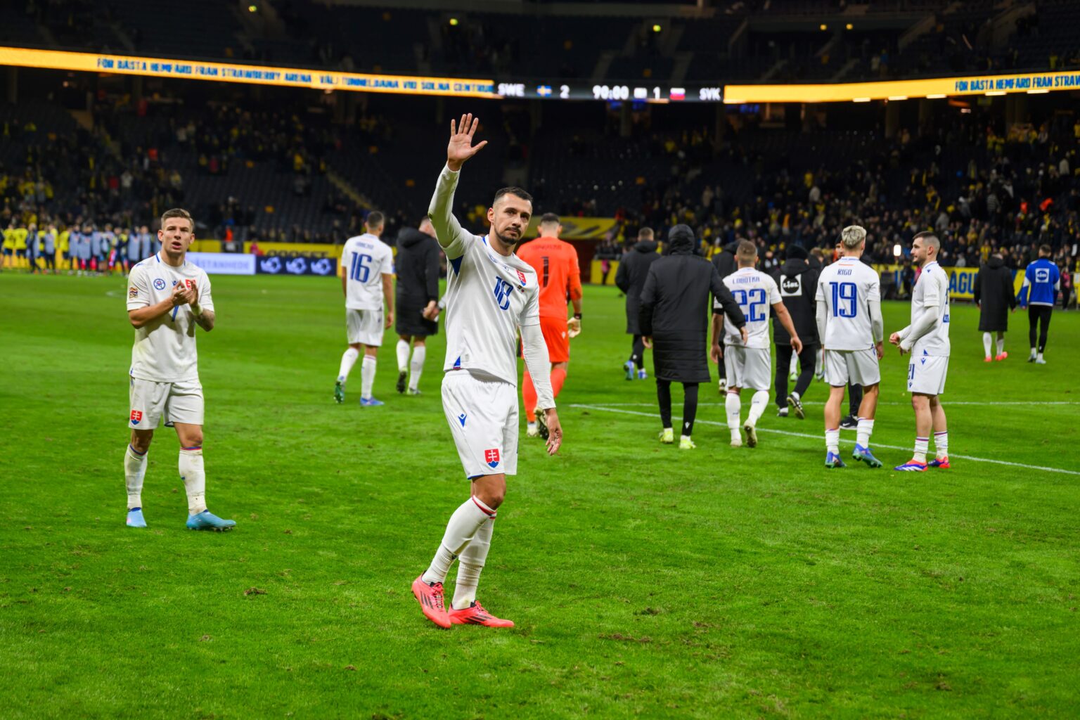 Uprostred Ivan Schranz (Slovensko) sa lúči so slovenskými divákmi po zápase 5. kola C-divízie Ligy národov Švédsko - Slovensko v sobotu 16. novembra 2024 v Štokholme. Slovenská futbalová reprezentácia prehrala v sobotňajšom stretnutí C-divízie Ligy národov na pôde Švédska 1:2. Foto: Jaroslav Novák / TASR