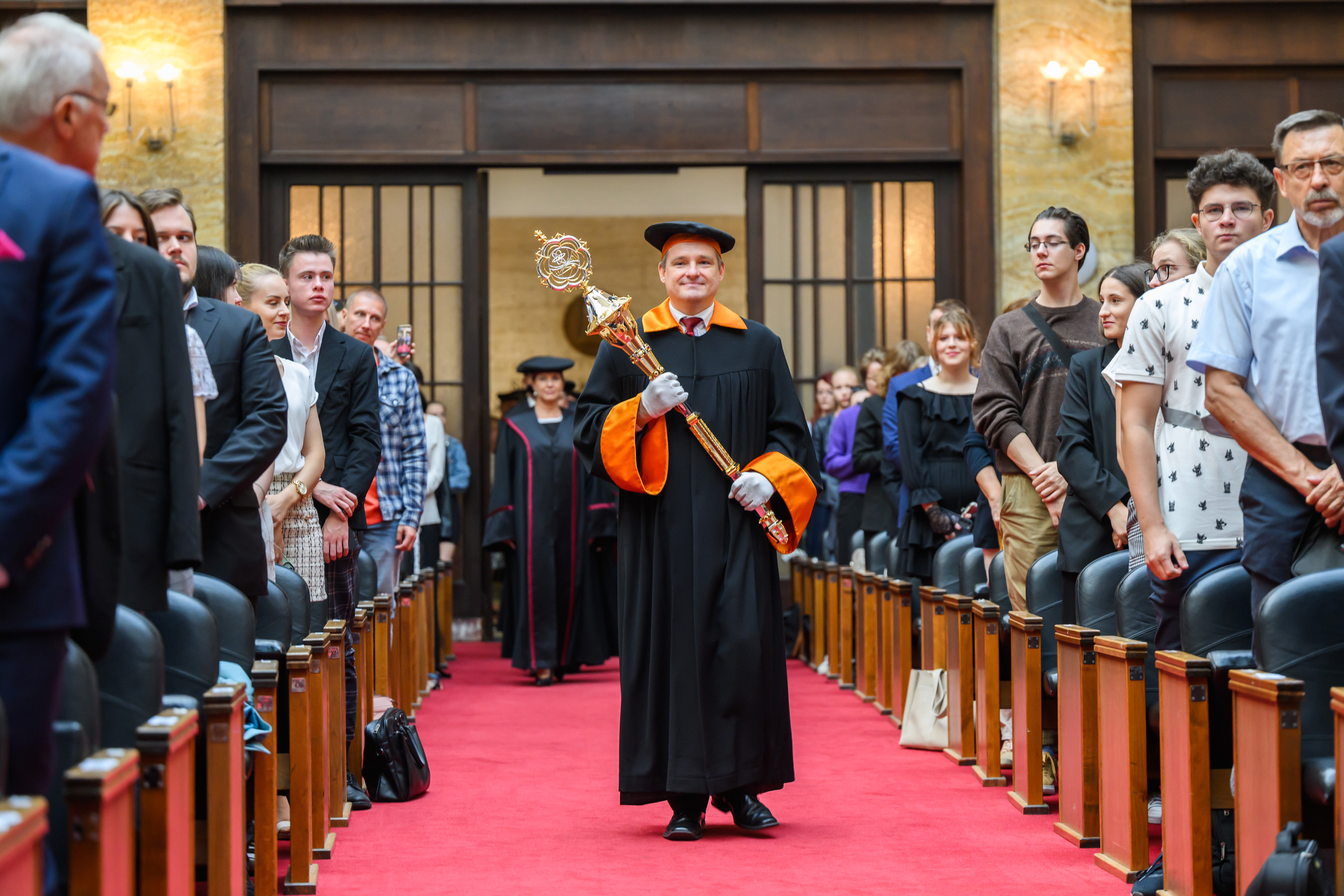 Pri písaní záverečných prác si študenti pomáhajú umelou inteligenciou. Kedy ide o podvod