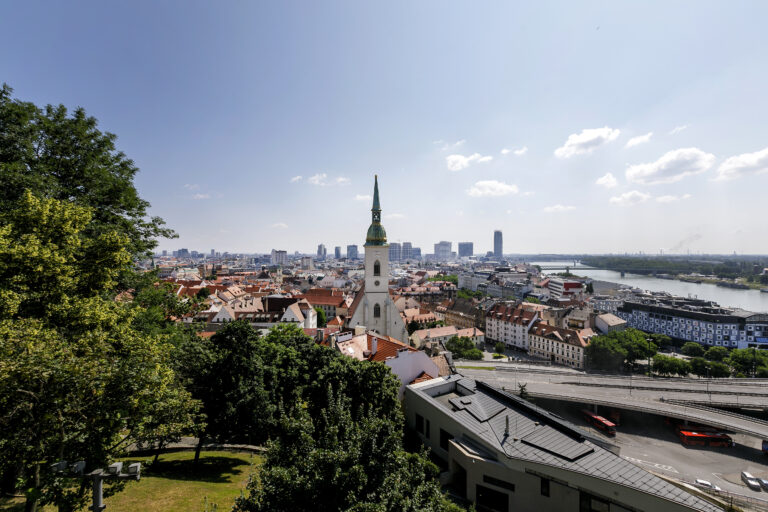 Bratislavské Staré Mesto mení pravidlá pre vjazd áut do historického centra. Dotknú sa aj kuriérov