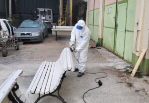 Lavičky na Hlavnej ulici v Košiciach budú ľudia hľadať márne. Vrátia sa až o niekoľko mesiacov