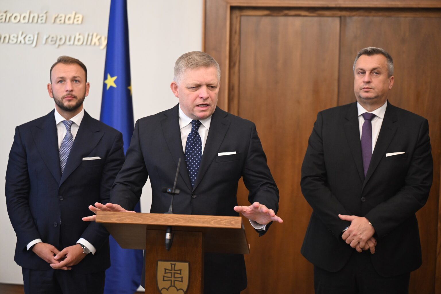 Zľava: Matúš Šutaj Eštok, Robert Fico, Andrej Danko. Foto: Martin Baumann/TASR