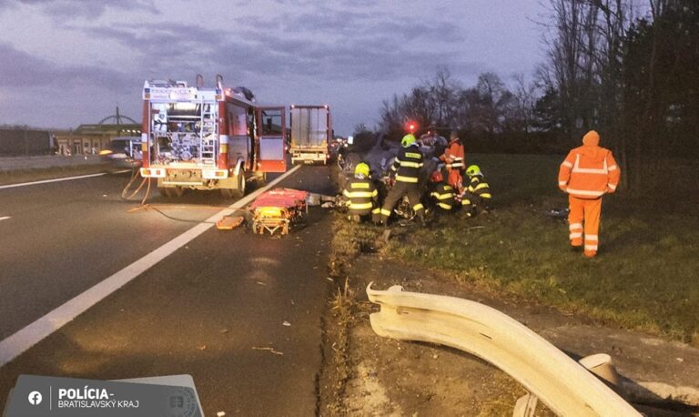 Vážna nehoda na diaľnici blízko českých hraníc: zasahovali aj leteckí záchranári