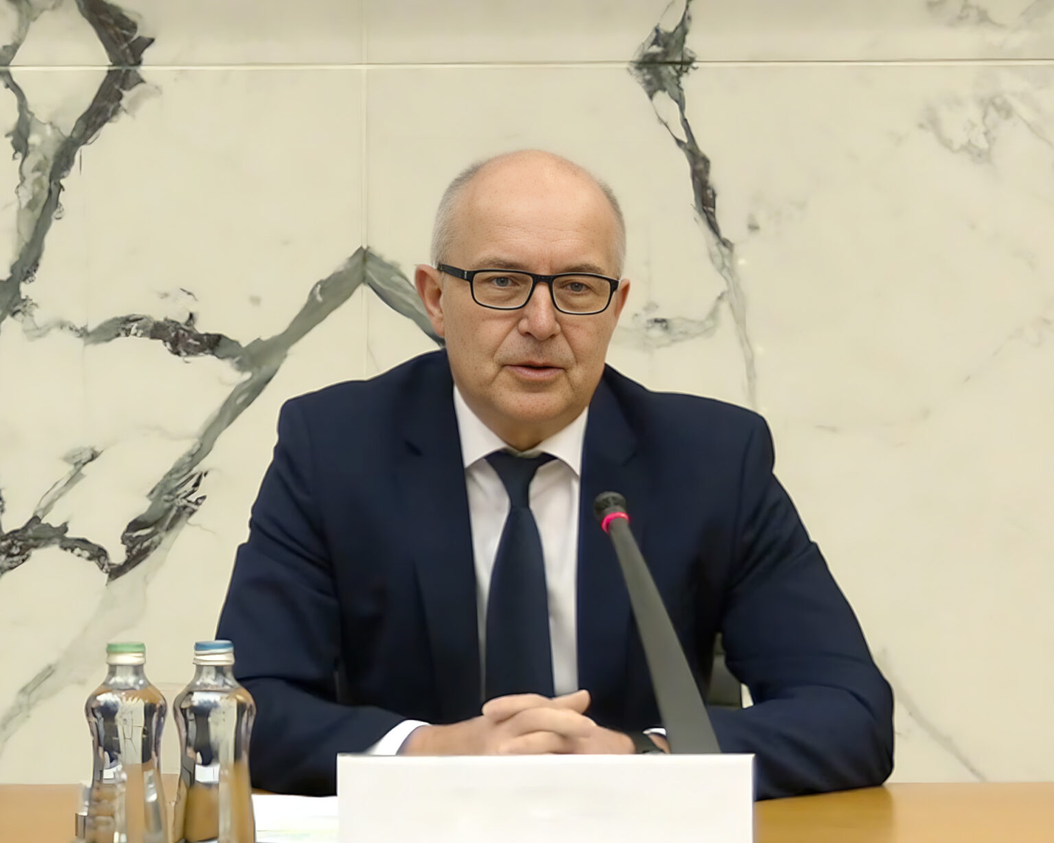 Člen Bankovej rady NBS Vladimír Dvořáček na tlačovej konferencii k finančnej stabilite. Reprofoto: NBS.sk