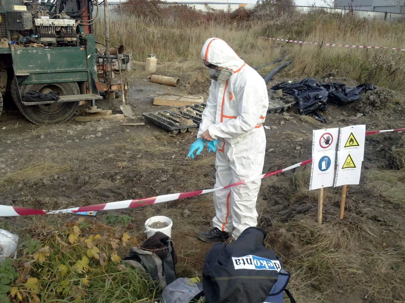 Sanační pracovníci by mali na likvidácii skládky CHZJD pracovať v skafandroch a maskách. Foto: zdroj ENVISAN