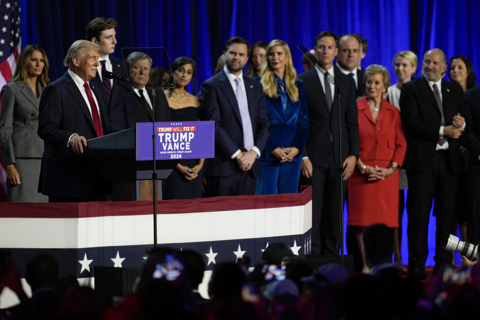 Republikánsky prezidentský kandidát exprezident Donald Trump hovorí počas volebnej noci v americkom West Palm Beach 6. novembra 2024. Foto: TASR/AP