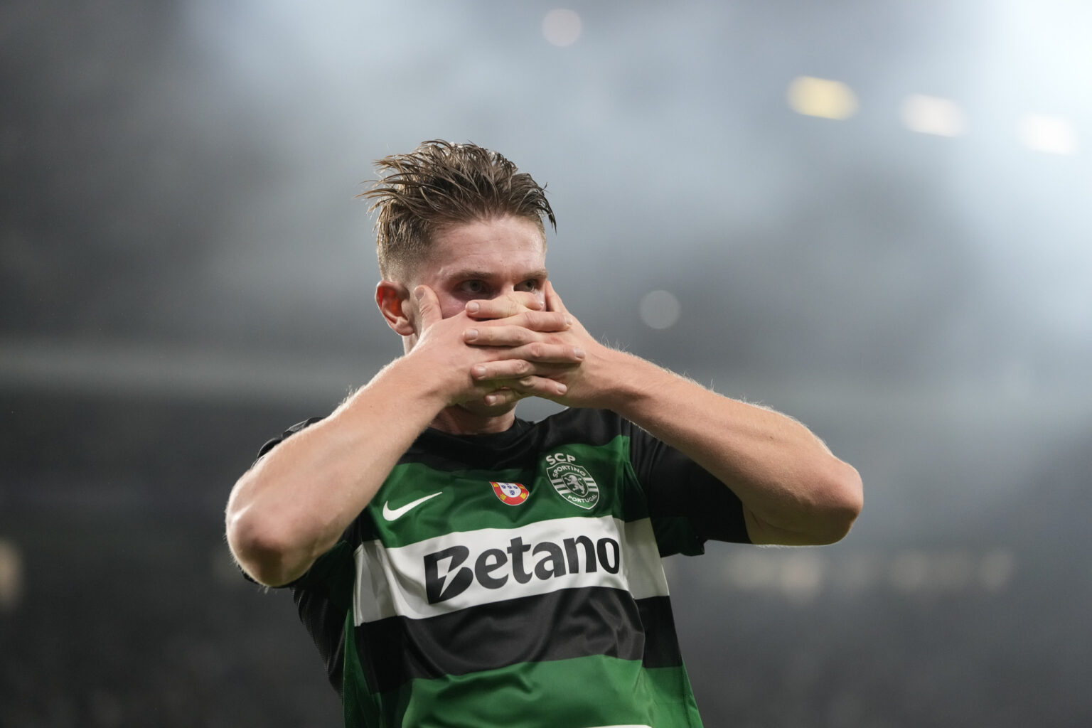 Futbalista Sportingu Viktor Gyökeres sa teší z gólu v zápase 4. kola ligovej fázy Ligy majstrov Sporting Lisabon – Manchester City v Lisabone v utorok 5. novembra 2024. Foto: TASR/AP