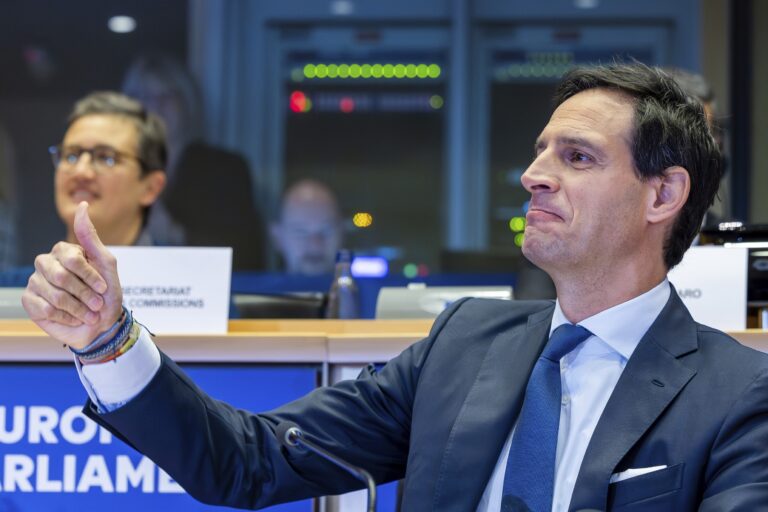 Eurokomisár pre klímu sa zameriava na leteckú dopravu, plánuje zaviesť vyššie dane