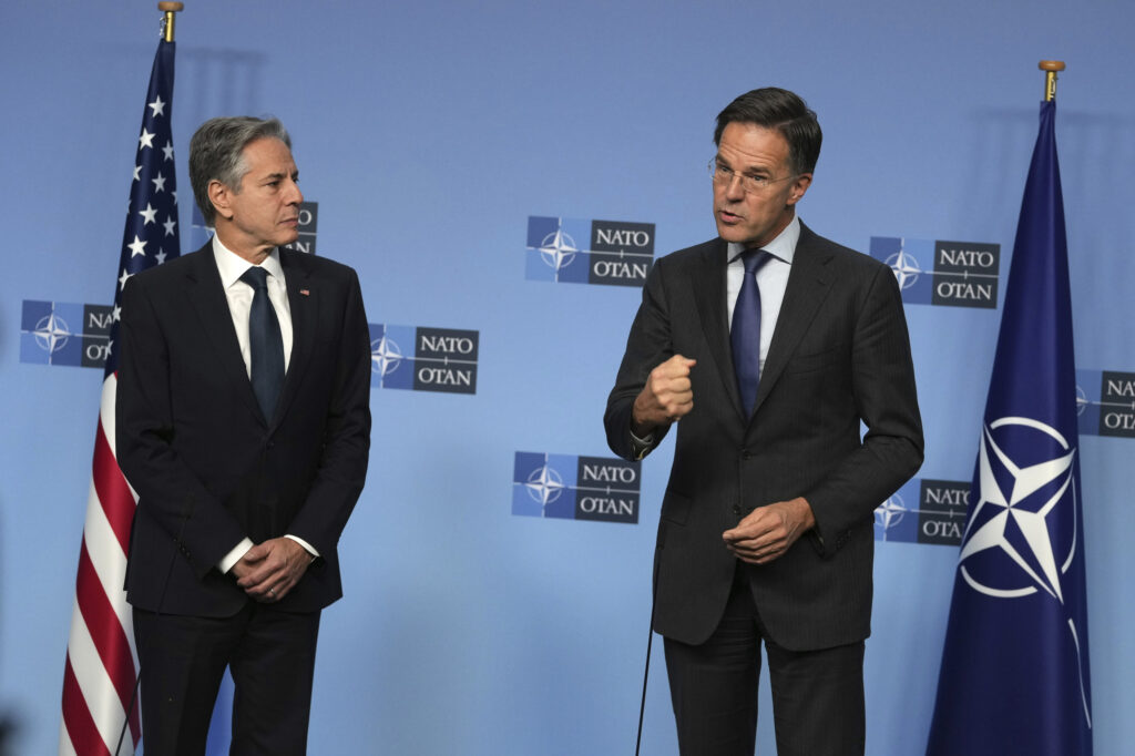 Americký minister zahraničných vecí Antony Blinken (vľavo) a generálny tajomník NATO Mark Rutte počas stretnutia v Bruseli v stredu 13. novembra 2024. Foto: TASR/AP