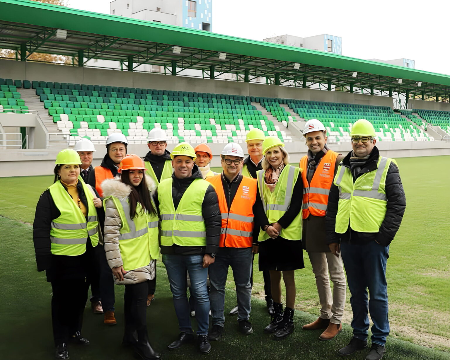 Kontrolný deň na prešovskej Futbal Tatran Aréne priniesol dobré správy. Napriek napätej atmosfére sa kompetentní dohodli na termínoch. Foto: FB František Oľha / Pôvodný fotografický materiál but citlivo vylepšený umelou inteligenciou.